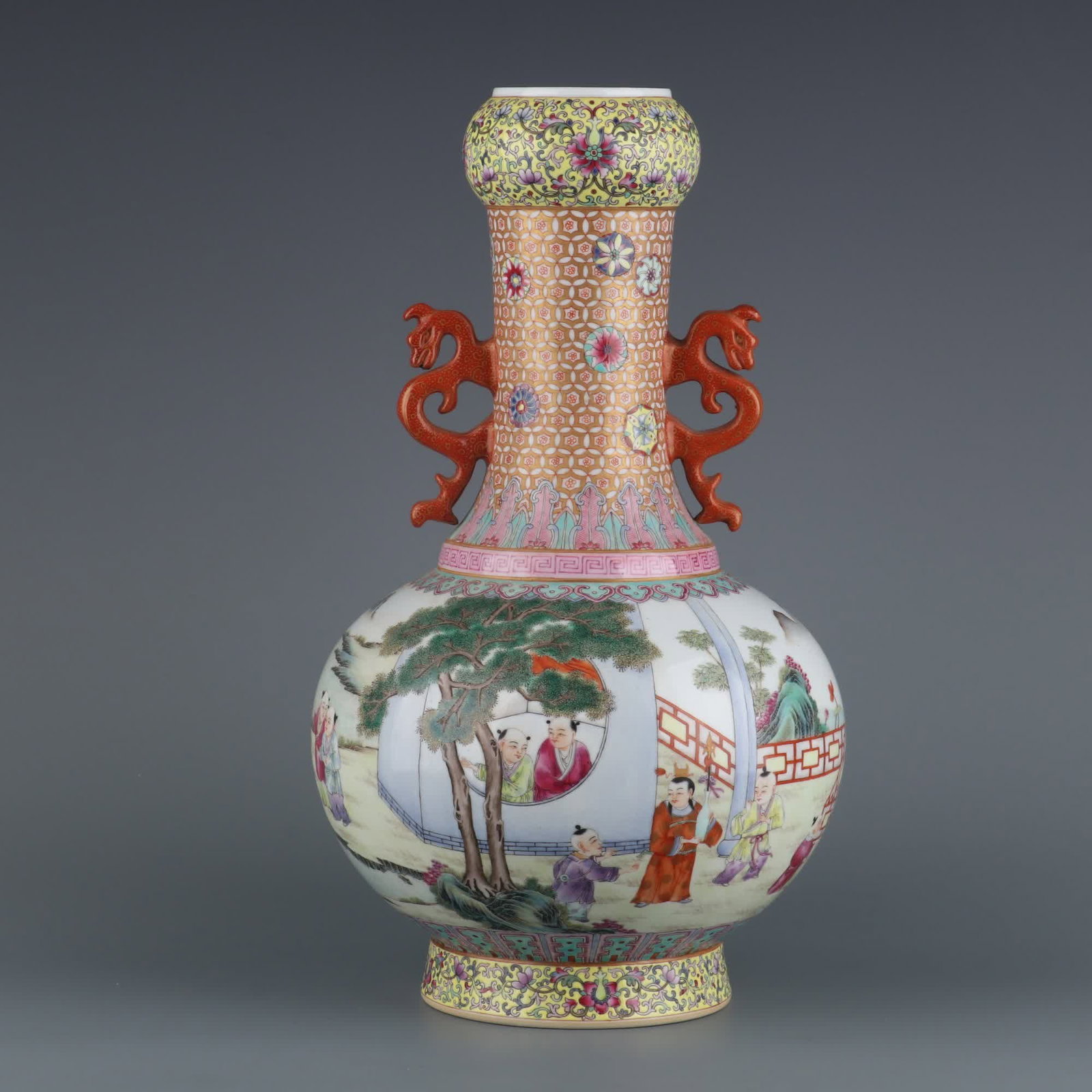 A pastel gold-painted baby play courtyard amphora garlic appreciation bottle made in the Qianlong (1 of 9)