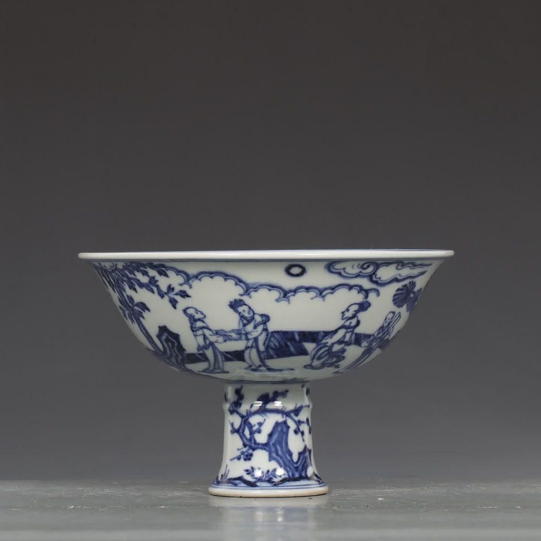 A Ming Xuande blue and white courtyard lady picture goblet (1 of 8)