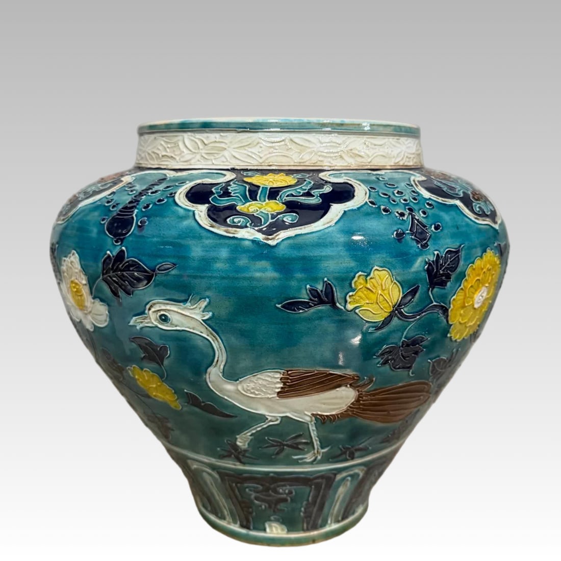 A Ming Dynasty enamel peony heron bird jar (1 of 7)