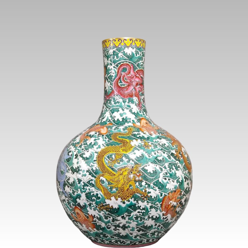 A Qing Qianlong foundation liquid color seawater carp Wulong Tianqiu bottle (1 of 9)