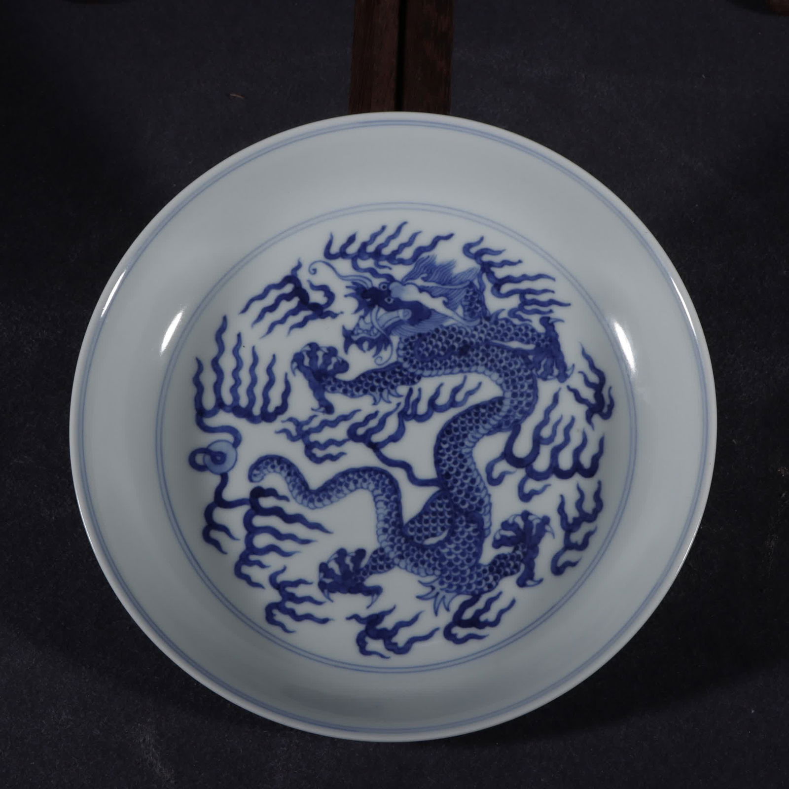A Qing Dynasty Guangxu blue and white dragon pattern plate (1 of 9)