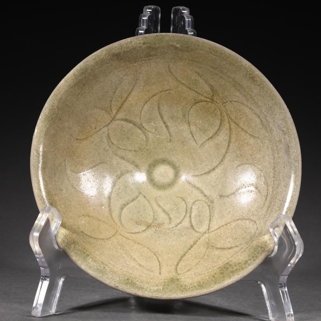 A piece of Northern Song Dynasty jacquard Yaozhou kiln plate: Northern Song Dynasty jacquard Yaozhou kiln plate SIZE: AAAA (The Dimensions Of All Batches Are Manually Measured.If You Need More Detailed Information, Please Contact Our Customer Service Before Bidd