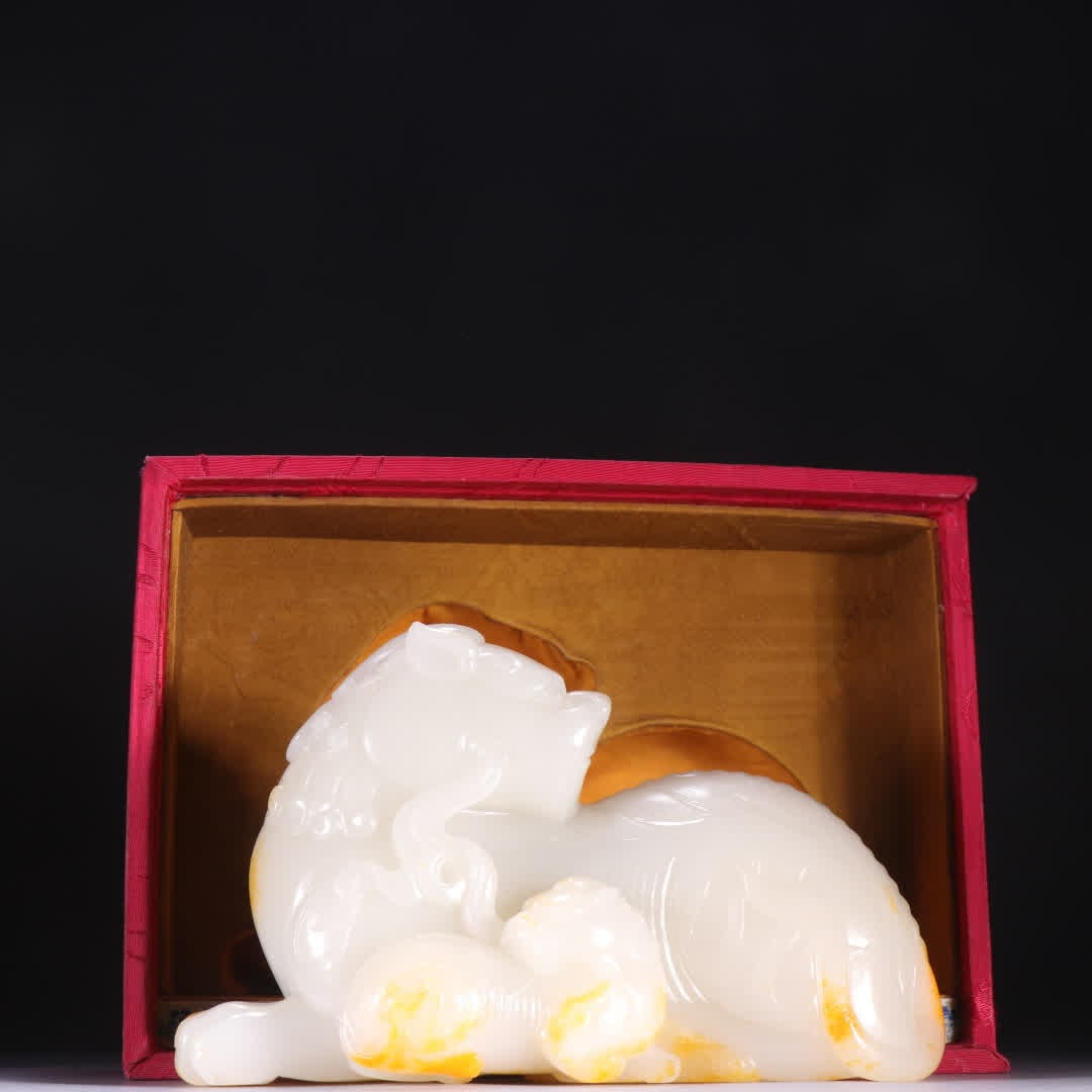 A Qing Dynasty Hetian jade mother beast ornament: Qing Dynasty Hetian jade mother beast ornament SIZE: H:12cm W:17.8cm W:1880g (The Dimensions Of All Batches Are Manually Measured.If You Need More Detailed Information, Please Contact Our Customer Ser