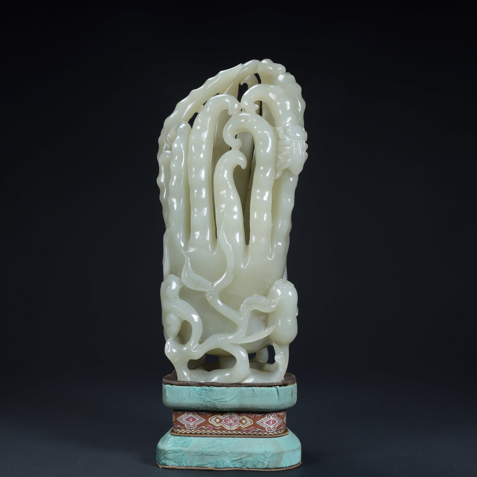 A Qing Dynasty Hetian jade "Buddha's Hand" ornament: Qing Dynasty Hetian jade "Buddha's hand" ornament SIZE: H:21cm L:10cm W:6.5cm W:1144g (The Dimensions Of All Batches Are Manually Measured.If You Need More Detailed Information, Please Contact Our Cus
