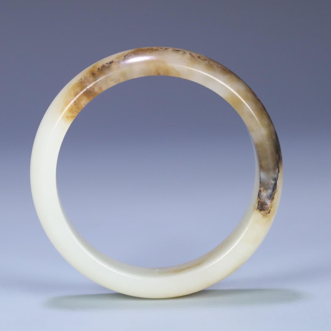 A Qing Dynasty Hetian jade bracelet (1 of 9)