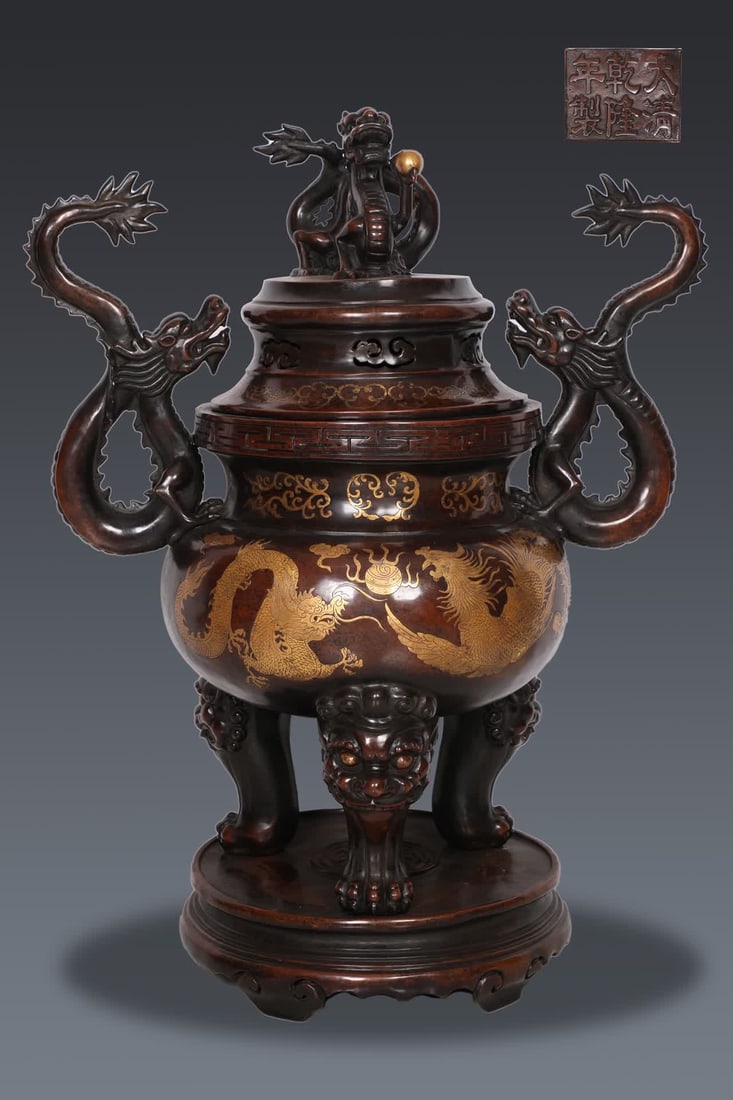 A piece of Qing Dynasty precision cast copper tire gilt dragon and phoenix pattern animal foot: Qing Dynasty Fine cast copper tire, gilded dragon and phoenix pattern, animal feet, dragon ears, smoker style) Qianlong year system of the Qing Dynasty (detailed) This furnace shape is regular, flat m