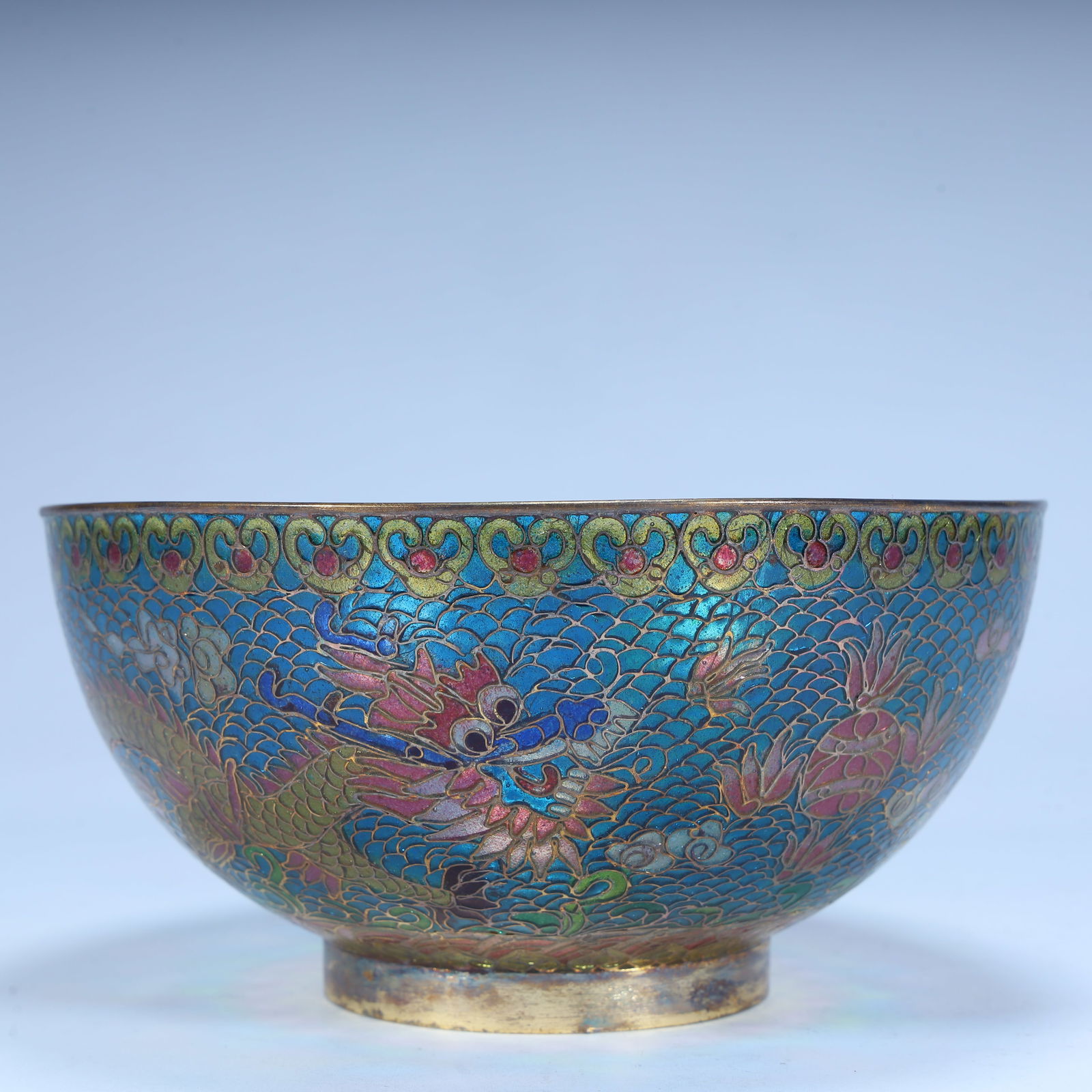 A Qing Dynasty reborn cloisonné enamel dragon pattern bowl: Qing Dynasty reborn cloisonné enamel dragon pattern bowl SIZE: H:7.5cm L:15.5cm W:15.5cm W:181g (The Dimensions Of All Batches Are Manually Measured.If You Need More Detailed Information, Please Cont