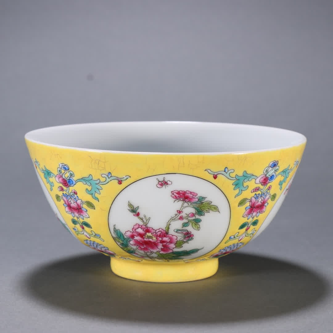 A Qing Dynasty yellow pastel pattern bowl (1 of 9)