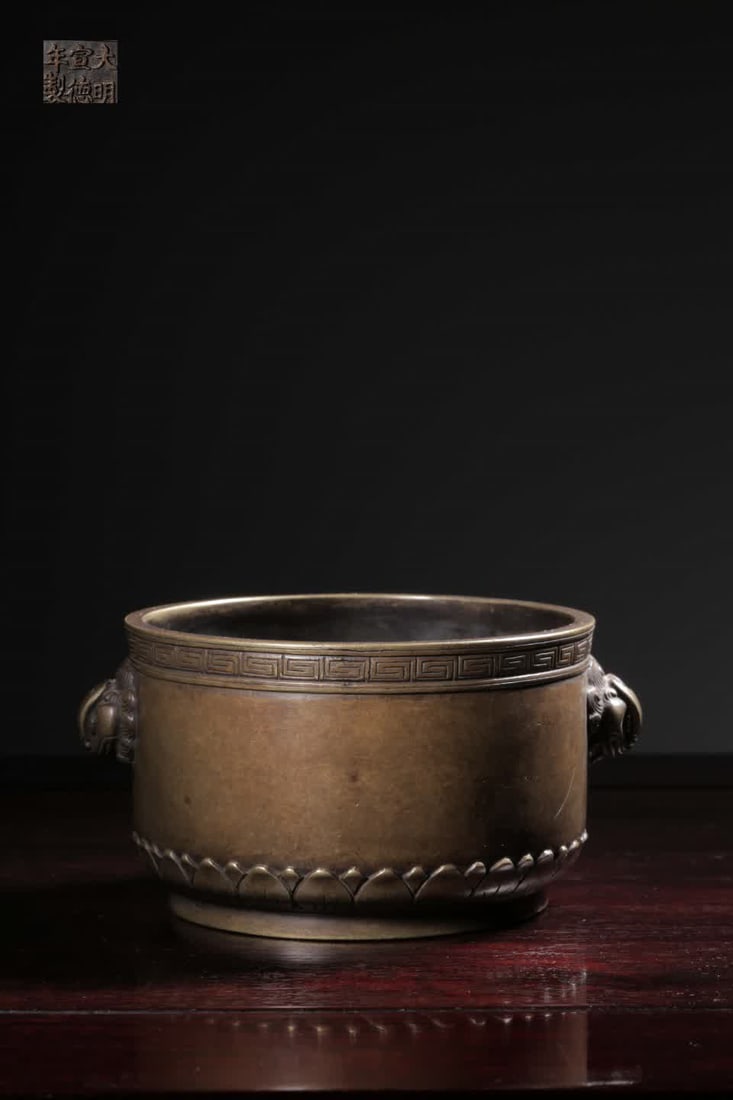 A Qing Dynasty "Ming Xuande Year" copper heavenly chicken ear lotus bowl furnace (1 of 9)