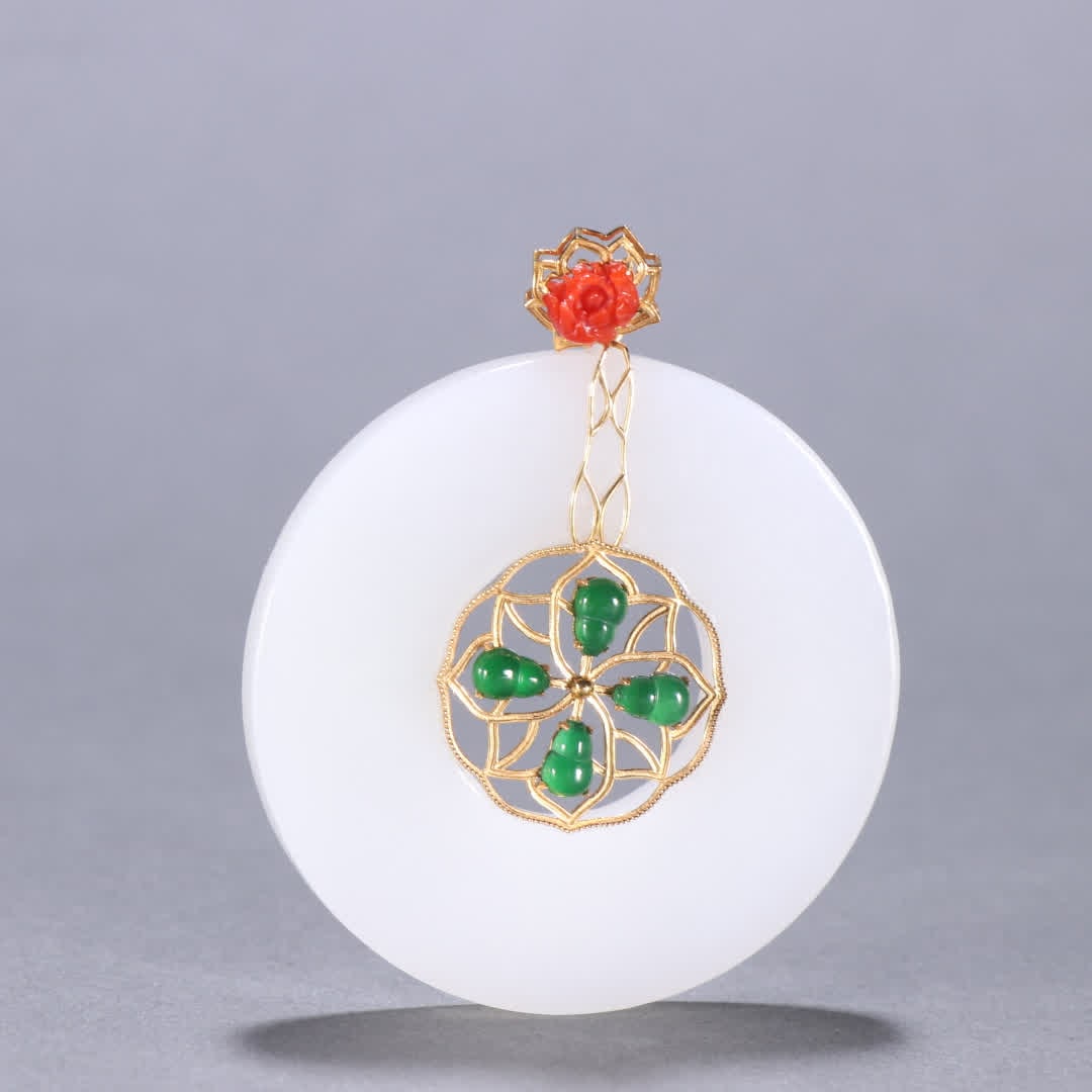 A gold and Tian jade safety buckle pendant: Gold and Tian jade safety buckle pendant SIZE: D:5.1cm W:29g (The Dimensions Of All Batches Are Manually Measured.If You Need More Detailed Information, Please Contact Our Customer Service Before