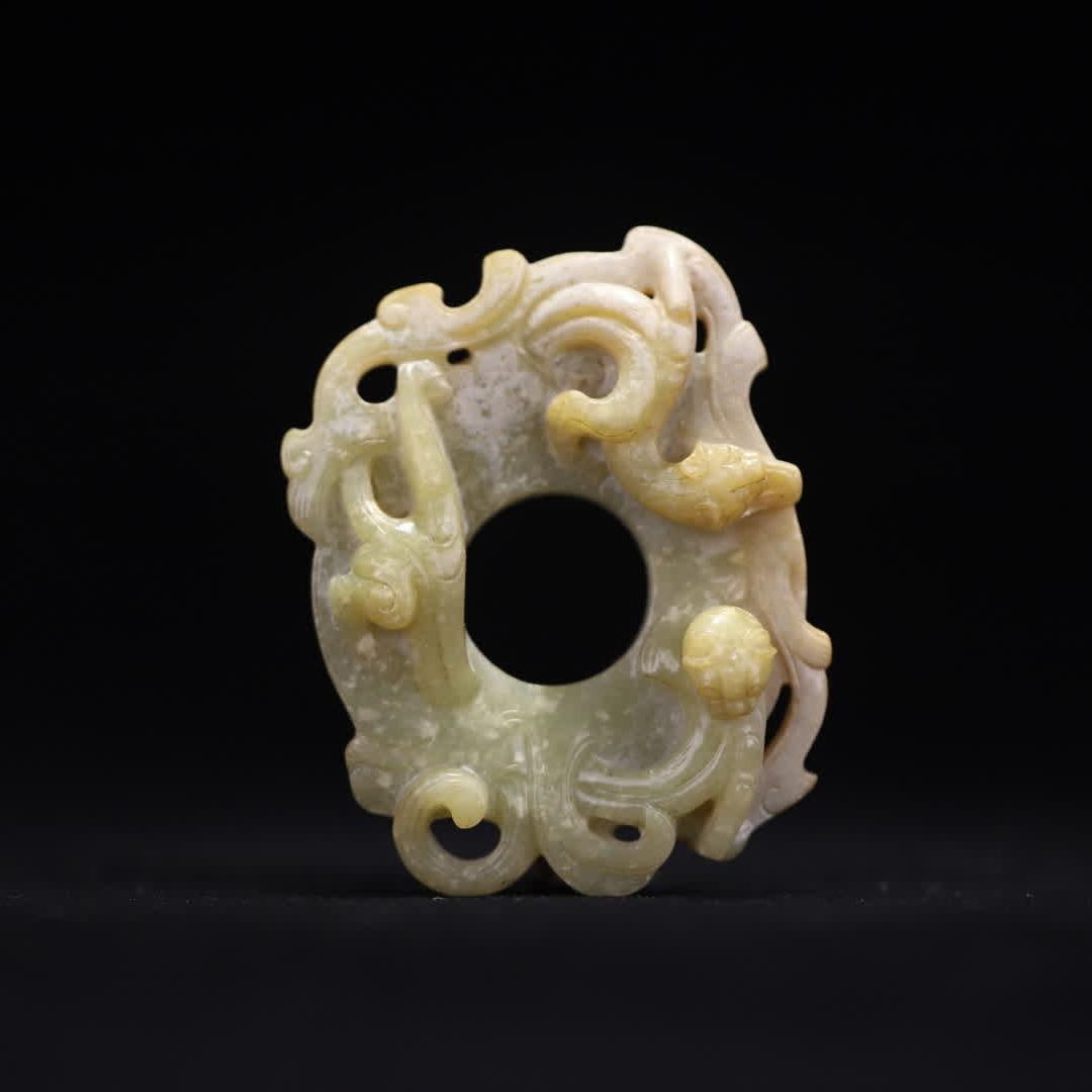 A Han Dynasty ancient jade dragon came out of Kuobi (1 of 8)