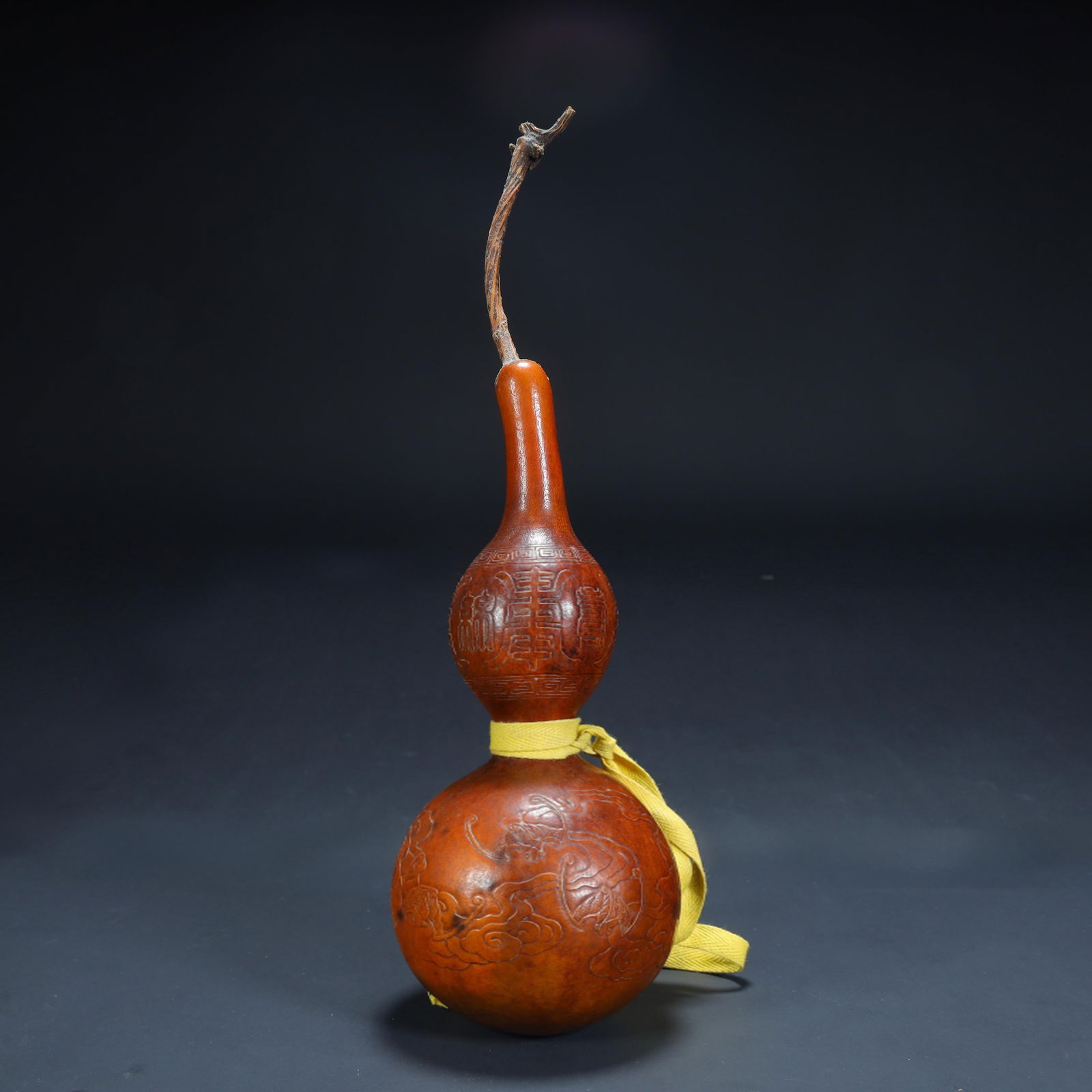 A Qing Dynasty gourd "Fushou Dragon Pattern" gourd (1 of 11)