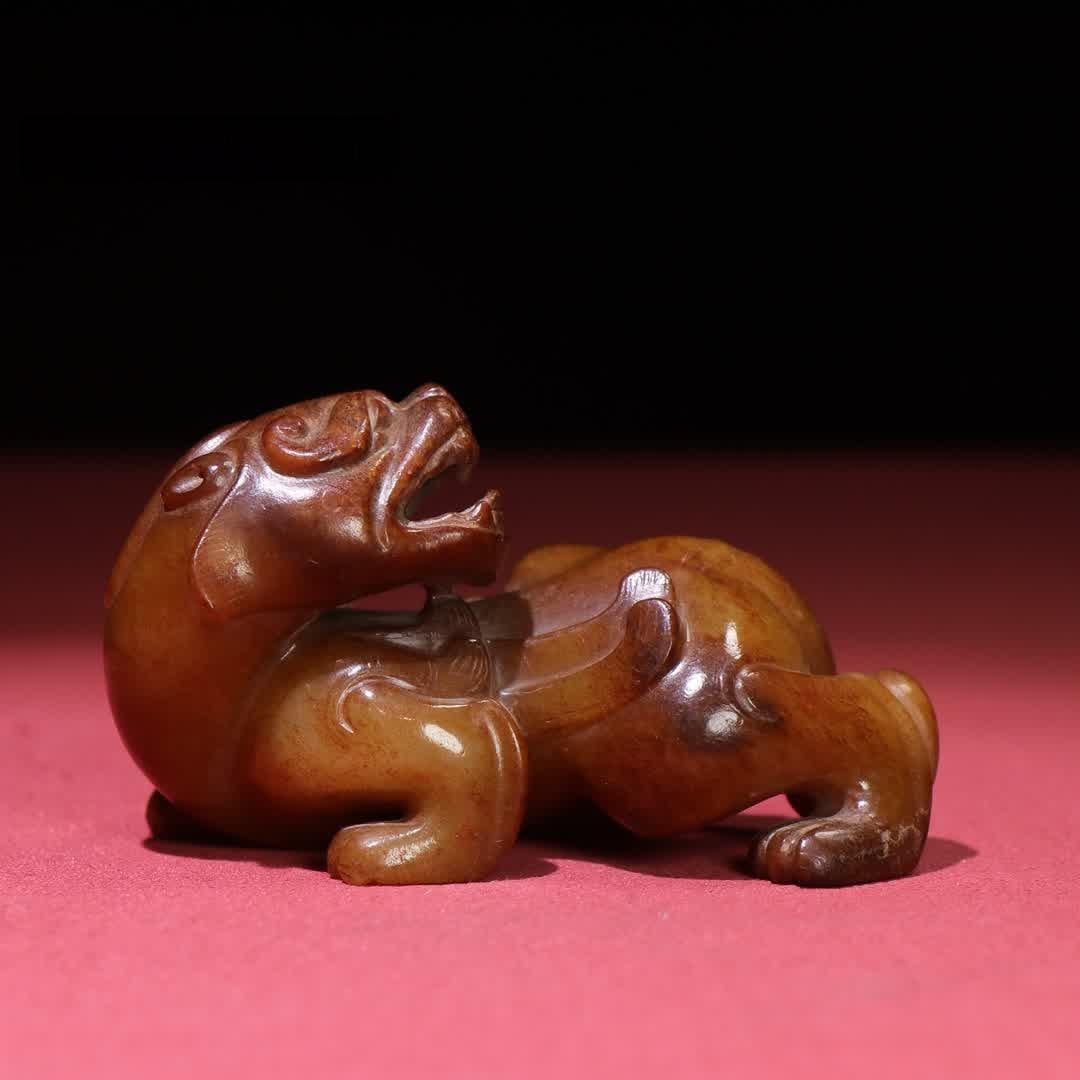A piece of Han Dynasty jade beast: Han Dynasty jade beast handle SIZE: 82x45x49mm W:210g (The Dimensions Of All Batches Are Manually Measured.If You Need More Detailed Information, Please Contact Our Customer Service Before Bidding.)