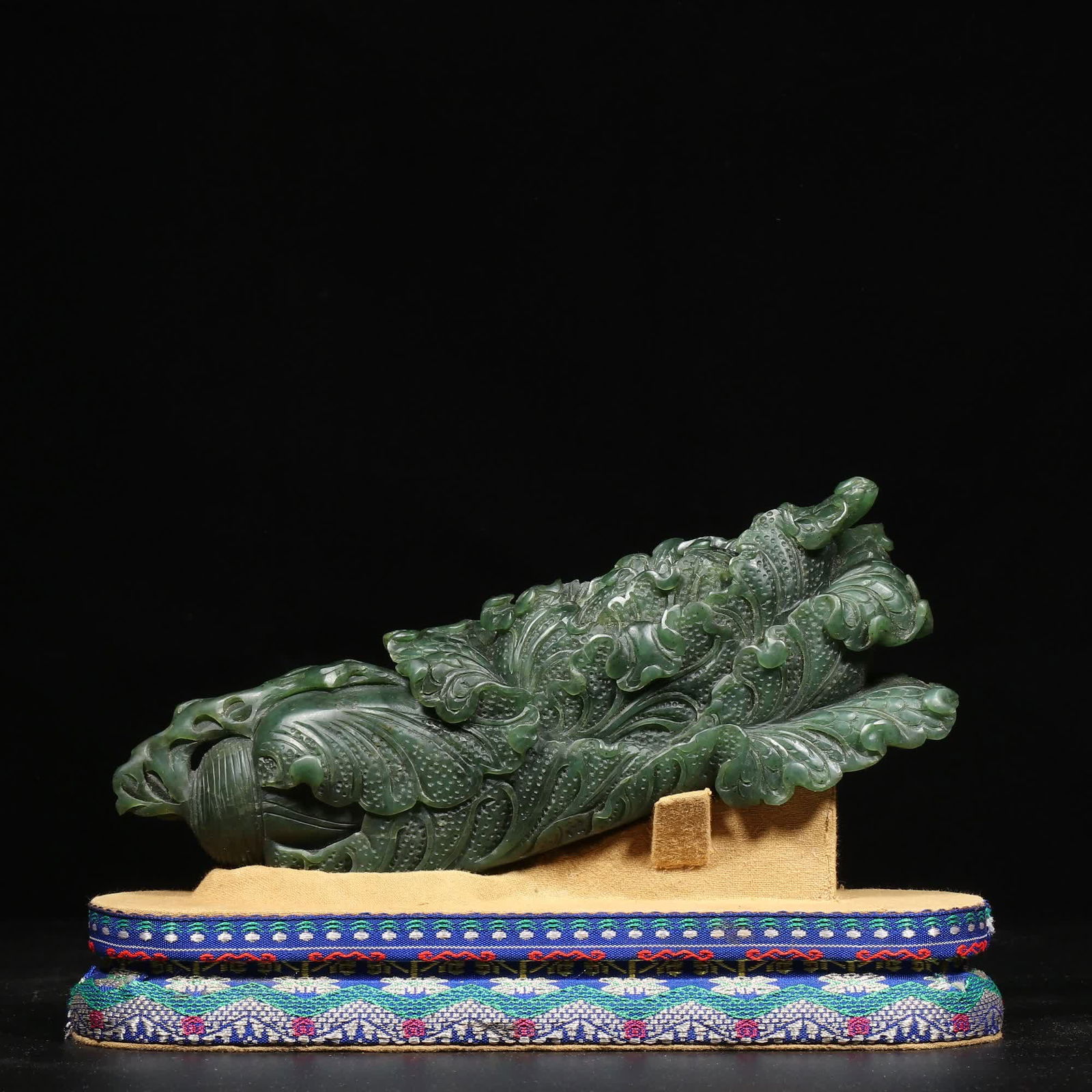 A piece of Qing Dynasty Hetian jasper cabbage (1 of 8)