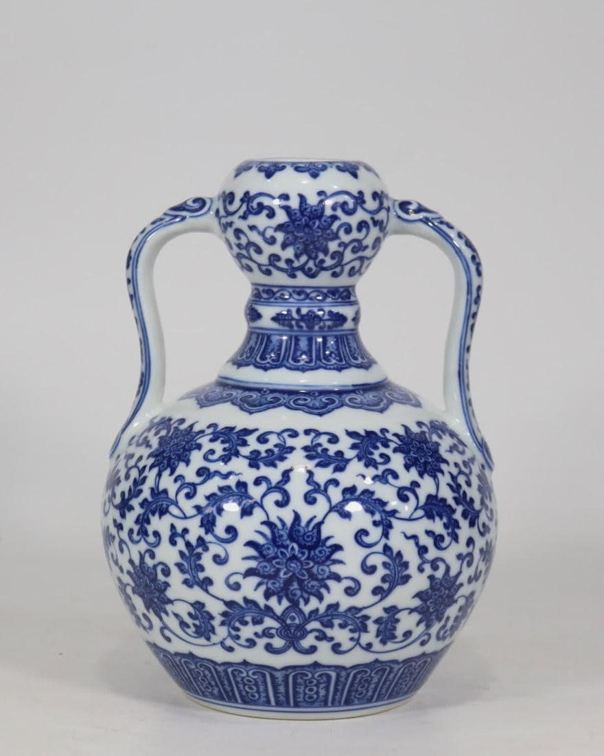 A blue and white entwined flower ruyi vase made in the Qianlong period of the Qing Dynasty: Qing Qianlong year blue and white entwined flower ruyi vase SIZE: H: 23.5cm Belly W: 16cm (The Dimensions Of All Batches Are Manually Measured.If You Need More Detailed Information, Please Contact Our