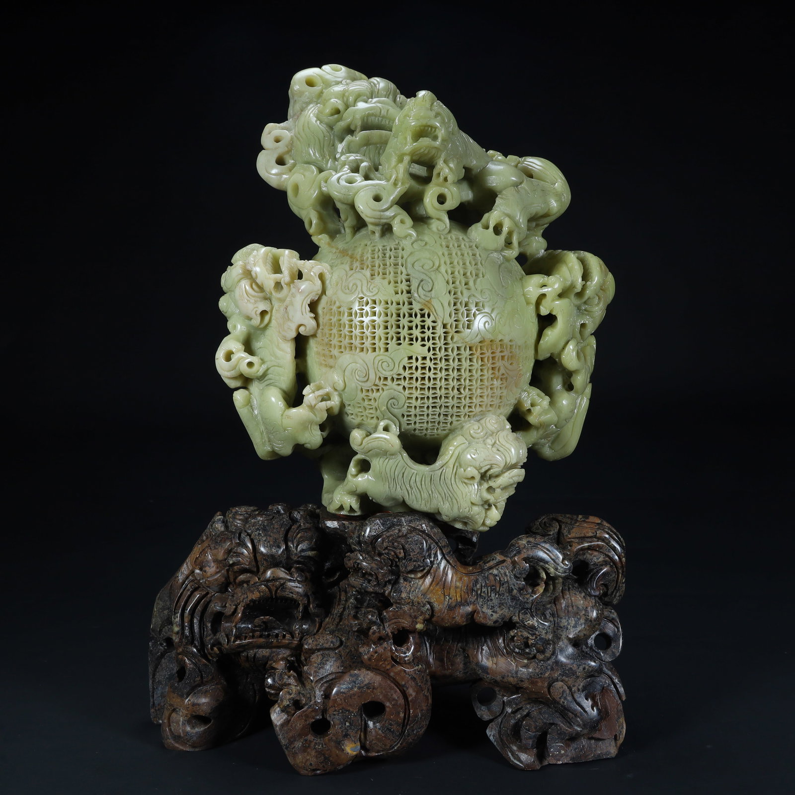 A Qing Dynasty Shoushan stone lion rolling hydrangea ornament (1 of 11)