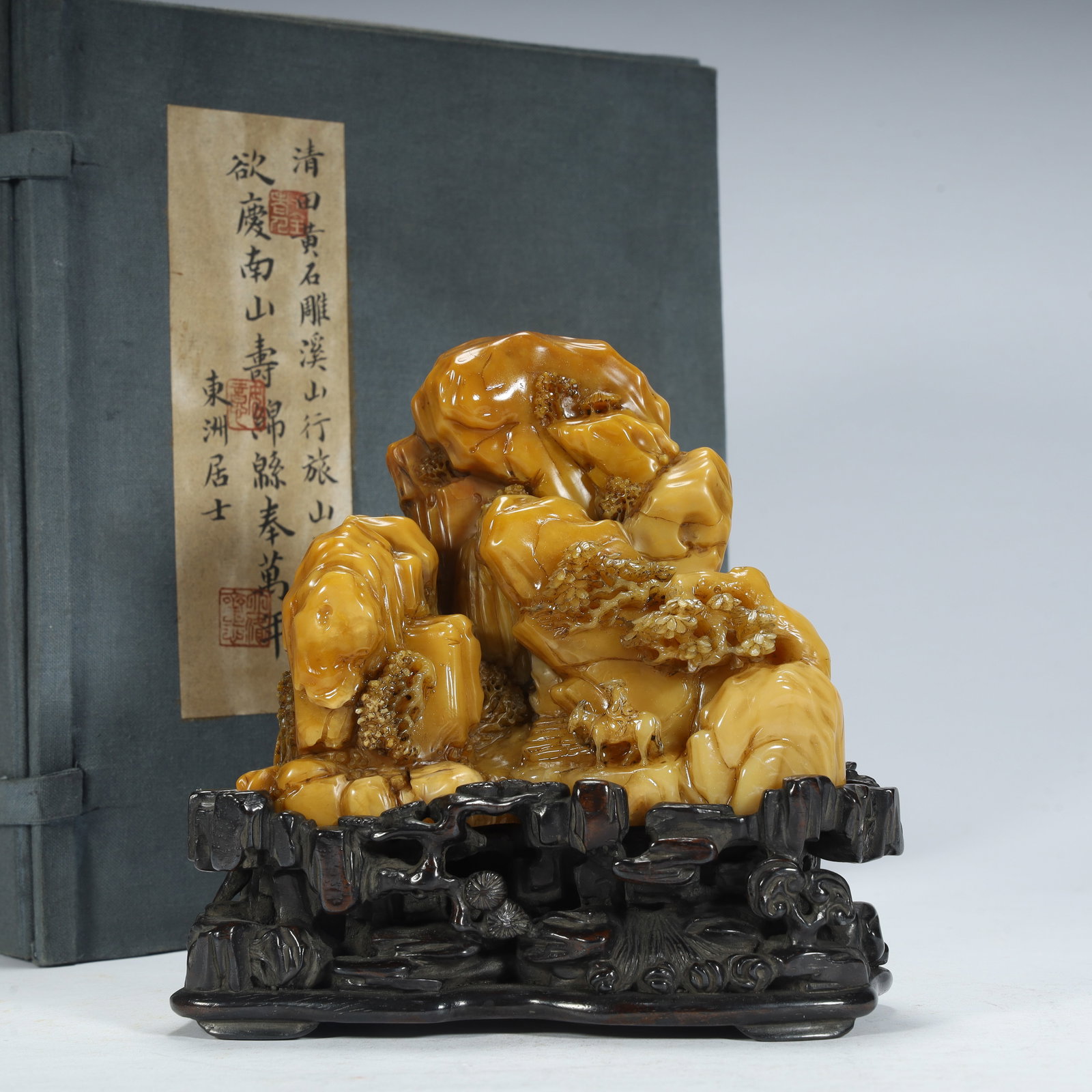 A Qing Dynasty Shoushan Tian Huangshi carving "Xishan Travel" mountain ornament: Qing Dynasty Shoushan Tian Huangshi Carving "Xishan Journey" Mountain Ornament SIZE: Total H: 13.5cm L: 14cm W: 10cm W: 1303g (The Dimensions Of All Batches Are Manually Measured.If You Need More Deta