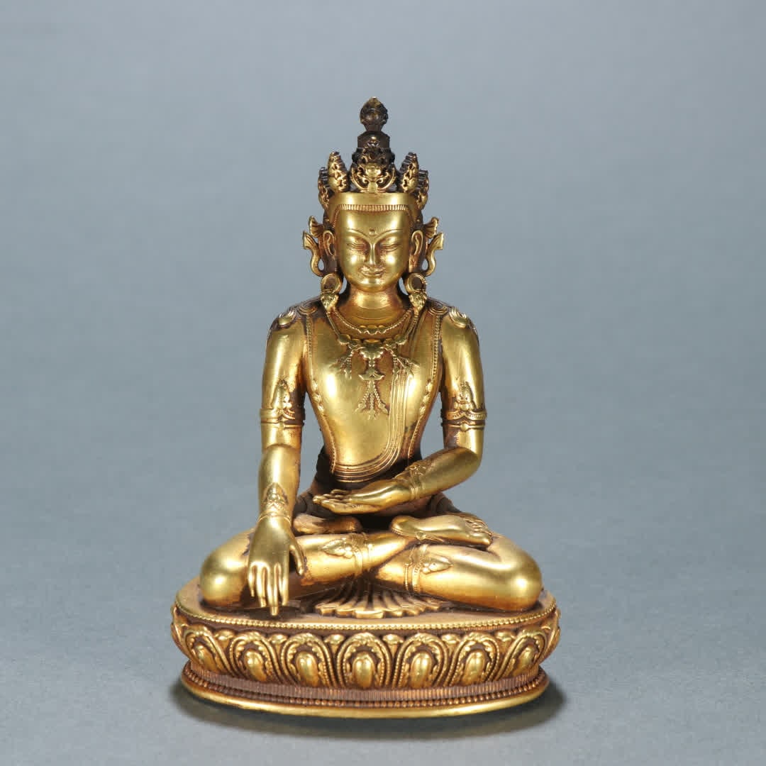 A bronze gilt statue of Shakyamuni in the Ming Dynasty: Ming Dynasty copper gilt Shakyamuni statue SIZE: H:10.2cm W:6.8cm W:487.1g (The Dimensions Of All Batches Are Manually Measured.If You Need More Detailed Information, Please Contact Our Customer Servi