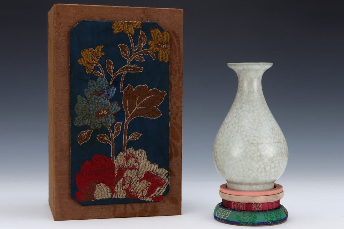 A Song official kiln moon white glazed jade pot spring vase (1 of 8)