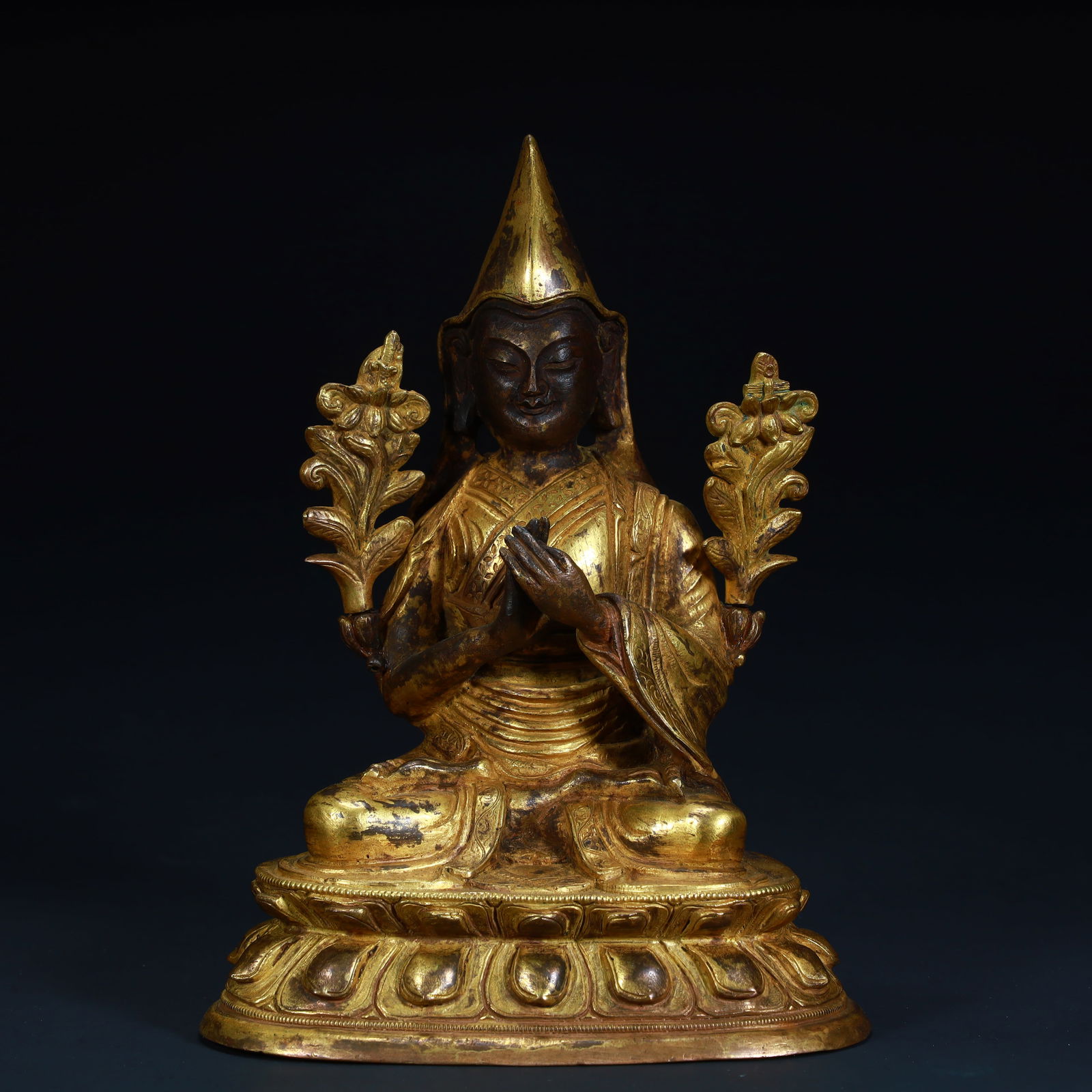 A bronze gilt statue of Tsongkhapa in the Qing Dynasty (1 of 11)