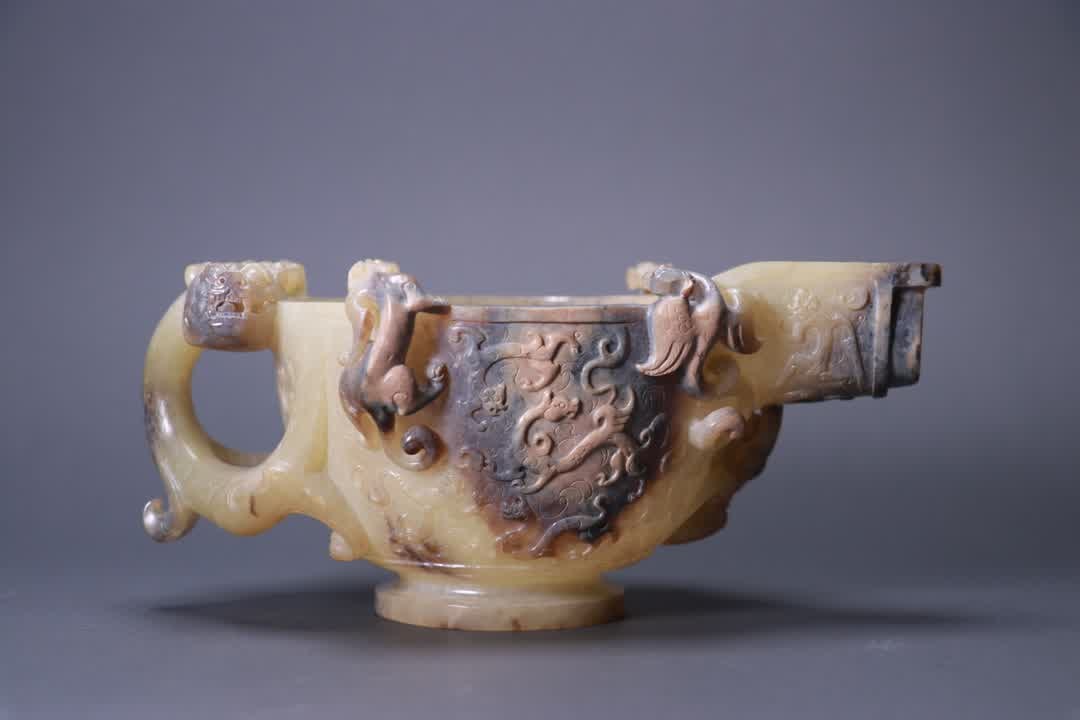 A piece of ancient jade wearing cloud dragon pattern wine vessel (1 of 9)