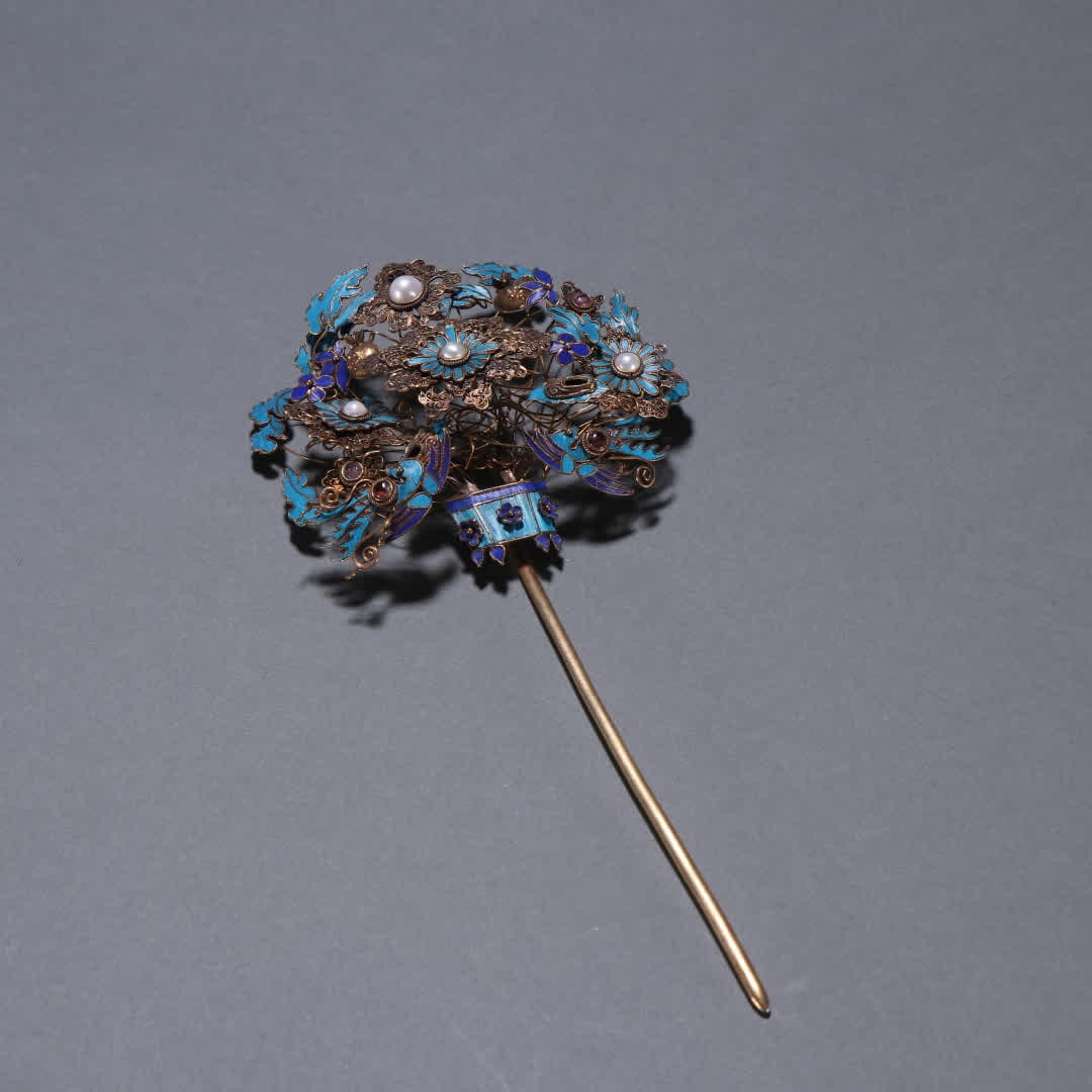 A Qing Dynasty silver-gilt emerald inlaid pearl pattern hairpin (1 of 9)