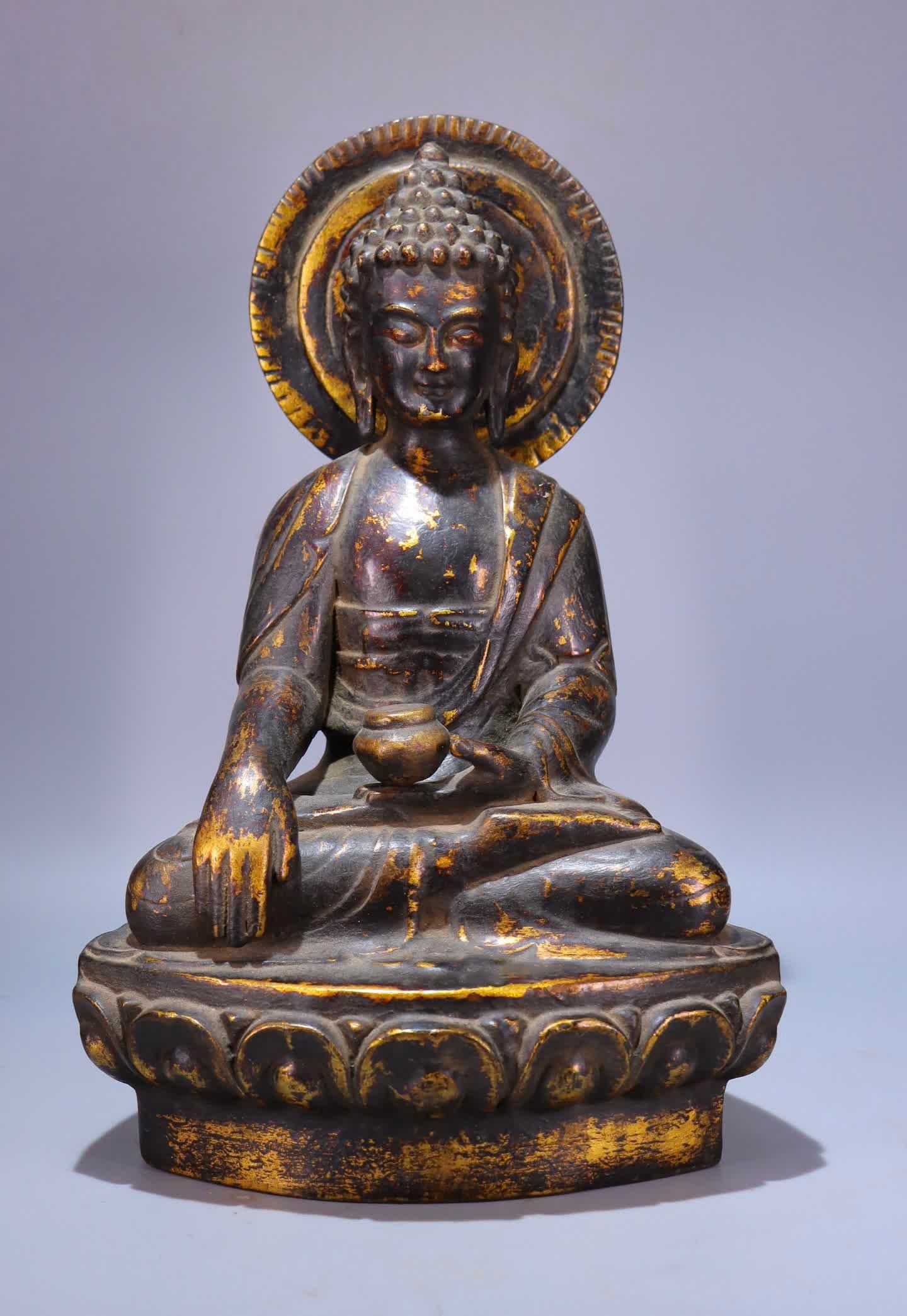 A piece of Qing Dynasty agarwood lacquered gold Shakyamuni Buddha: Qing Dynasty agarwood lacquered gold Shakyamuni Buddha SIZE: 23x18x33cm (The Dimensions Of All Batches Are Manually Measured.If You Need More Detailed Information, Please Contact Our Customer Service