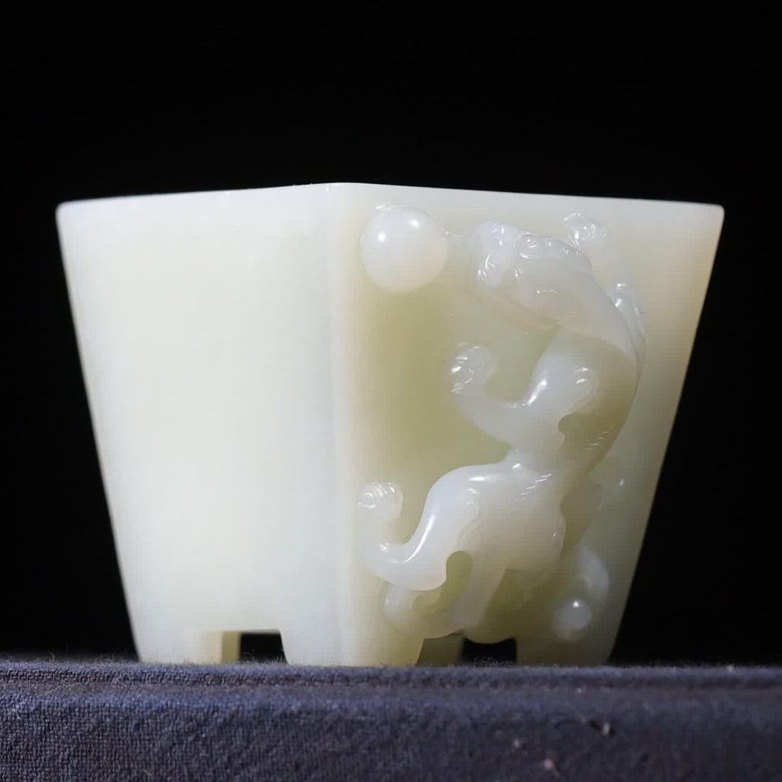 A piece of Qing Dynasty white jade dragon play beads Sifang Shuicheng (1 of 9)