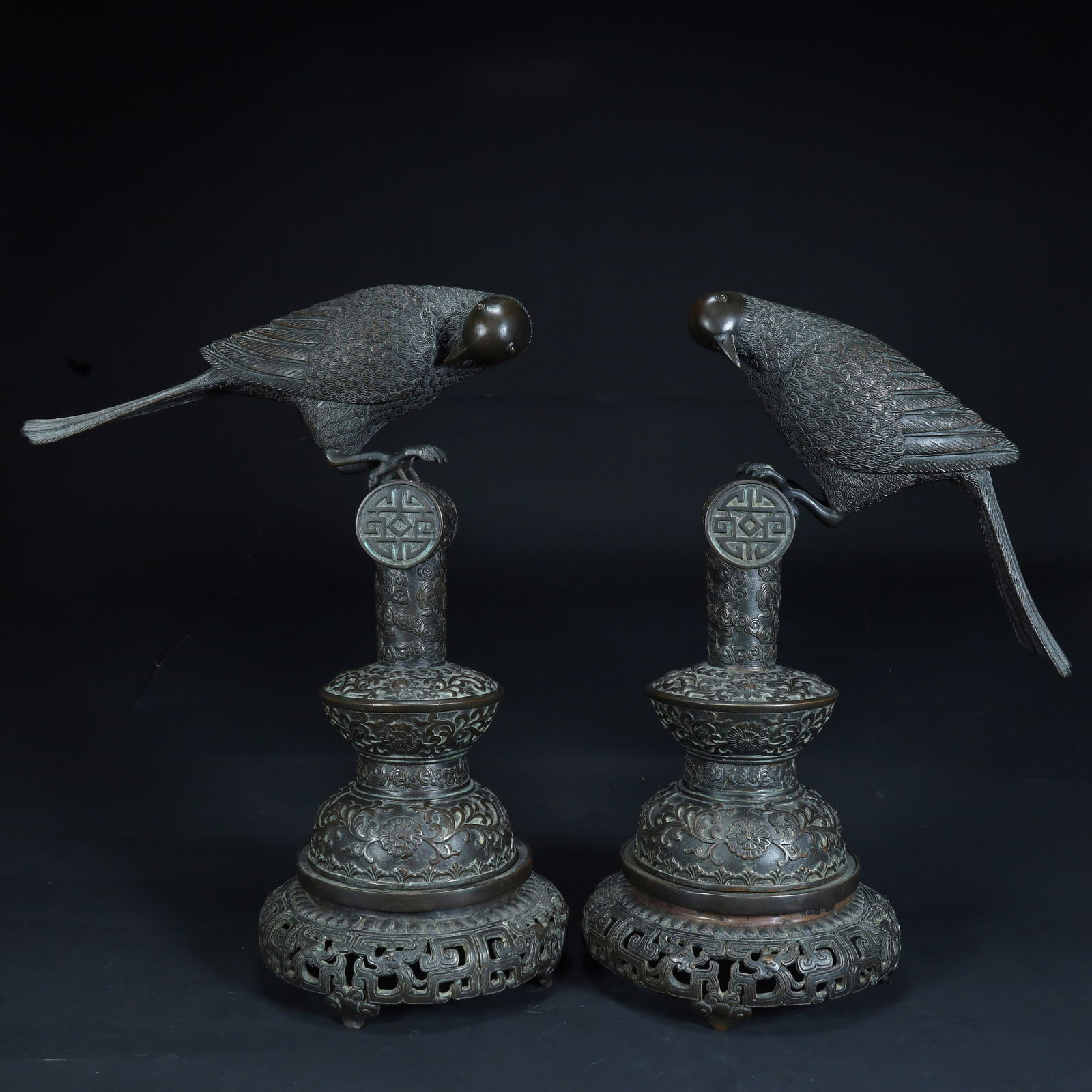 A piece of Qing Dynasty copper bear bionic parrot ornament (a pair): Qing Dynasty copper tire bionic parrot ornament (pair) SIZE: H: 35cm L: 25cm W: 15cm Total W: 7.3kg (The Dimensions Of All Batches Are Manually Measured.If You Need More Detailed Information, Please C