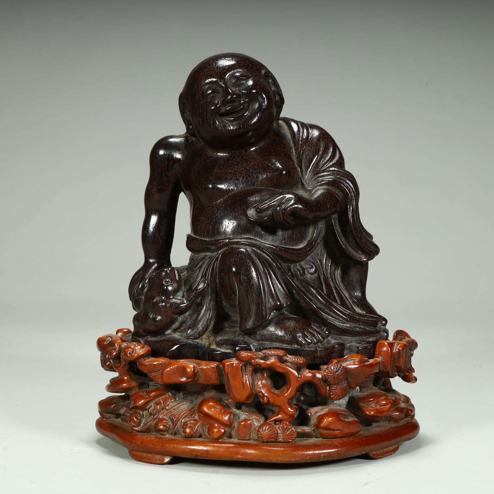 A Qing Dynasty rosewood carved bangs play golden toad ornament: Qing Dynasty rosewood carving bangs play golden toad ornament Total H: 15.5cm L: 12cm W: 11cm Total W: 588g (The Dimensions Of All Batches Are Manually Measured.If You Need More Detailed Information,