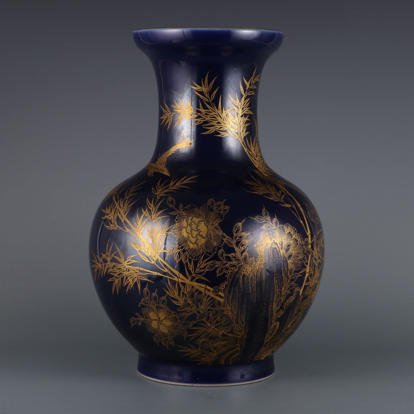 A poem vase made in the Qianlong period of the Qing Dynasty (1 of 9)