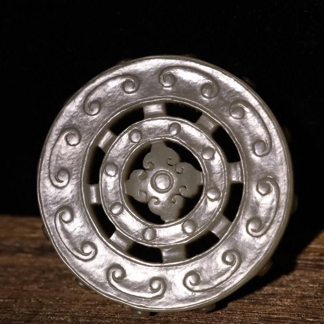 A piece of Qing Dynasty Hetian jade black and white hook cloud Falun pendant (1 of 9)