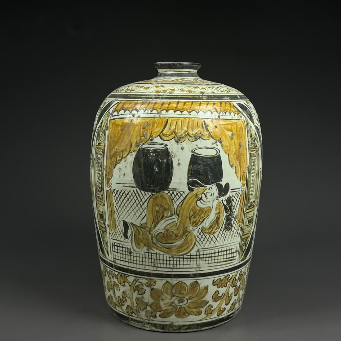 A plum bottle with yellow brown character pattern in the Song Cizhou kiln (1 of 9)