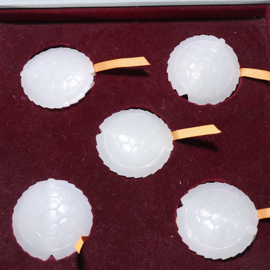 A set of Qing Dynasty Hetian jade turtle back: Qing Dynasty Hetian jade turtle back set SIZE: H: 5.6x5.6cm W: cm Single W: 60g (The Dimensions Of All Batches Are Manually Measured.If You Need More Detailed Information, Please Contact Our Customer