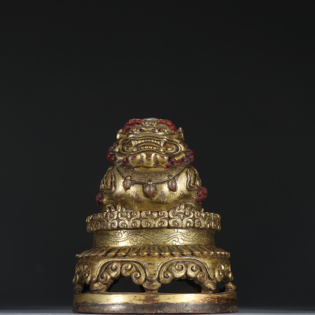 A copper-gilt lion button seal (1 of 9)