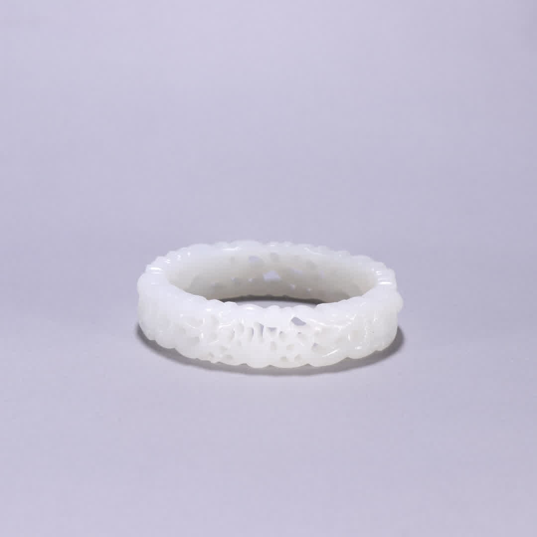 A Qing Dynasty Hetian jade dragon pattern bracelet: Qing Dynasty Hetian jade dragon pattern bracelet SIZE: Inner diameter 5.8cm W:1.6cm W:51.7g (The Dimensions Of All Batches Are Manually Measured.If You Need More Detailed Information, Please Contact O