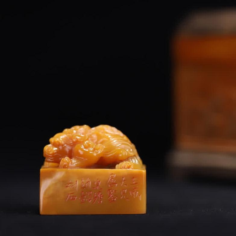 A Qing Dynasty Tian Huang Rui Beast Button Fangzhang: Qing Dynasty Tian Huang Rui Beast Button Fang Zhang Tian Huang Shi, the color is warm orange, faintly showing Tian Huang's iconic radish silk pattern, the texture is in line with the Tian Huang Liude