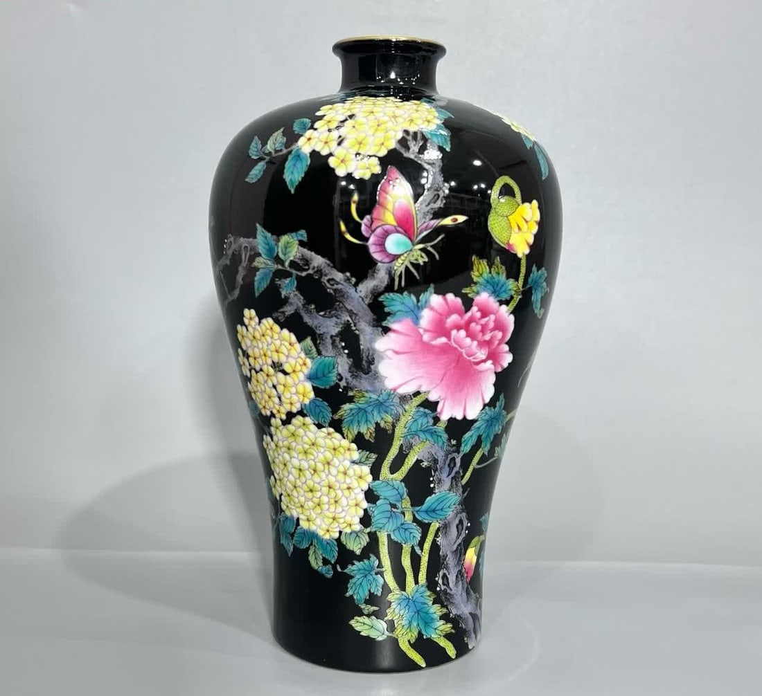 A black flower plum bottle made in the Yongzheng era of the Qing Dynasty (1 of 8)