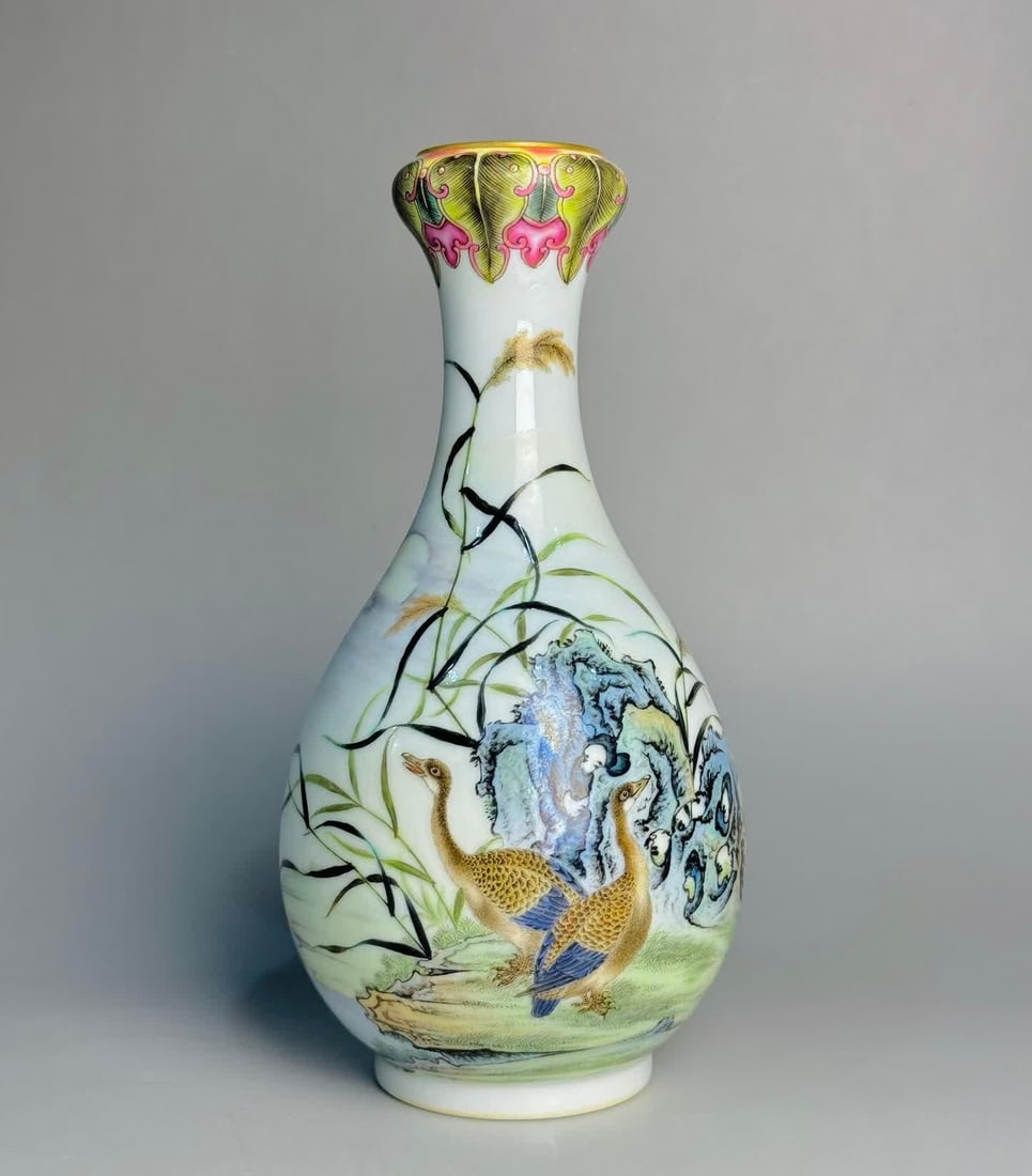 A garlic bottle with a Qianlong inscription (1 of 9)