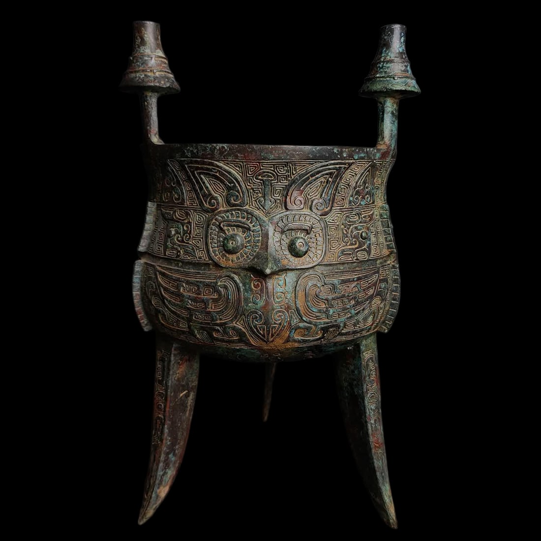 A bronze owl from the Shang and Zhou dynasties (1 of 9)