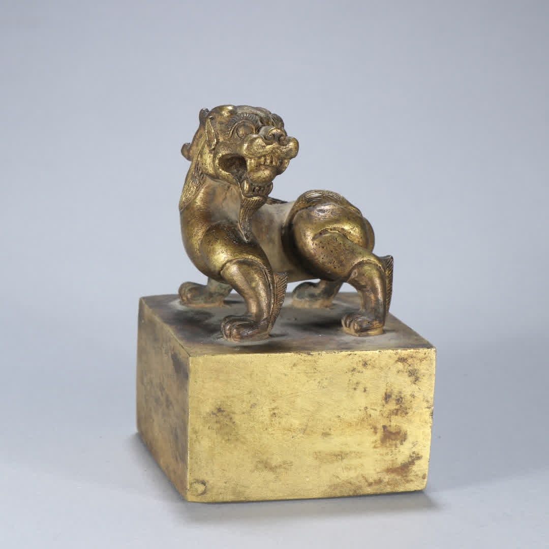 A gilded beast button seal: Gilt auspicious beast button seal SIZE: H:10.5cm W:6.8cm W:1252.4g (The Dimensions Of All Batches Are Manually Measured.If You Need More Detailed Information, Please Contact Our Customer Service Befor