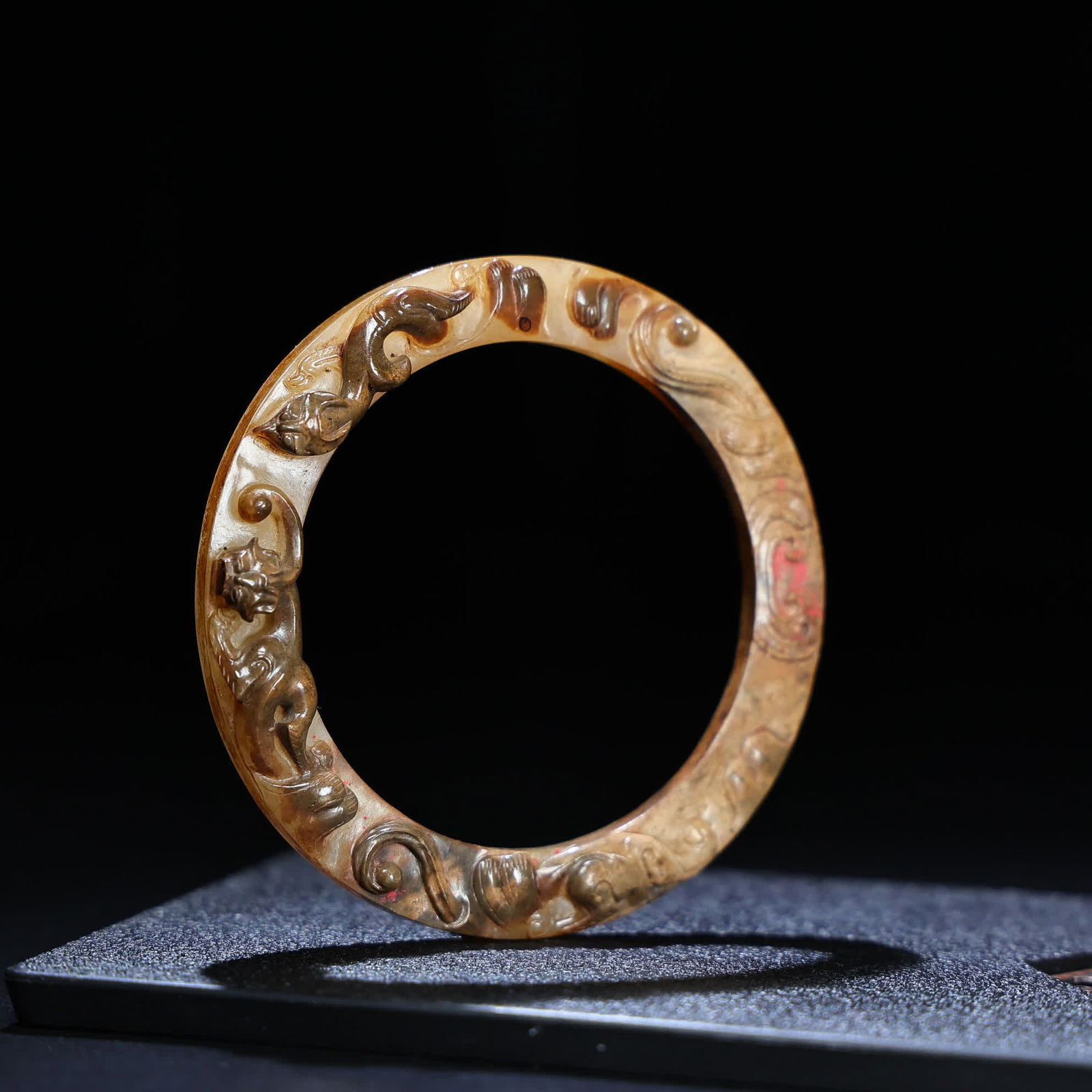 A Han Dynasty jade dragon dragon ring (1 of 9)