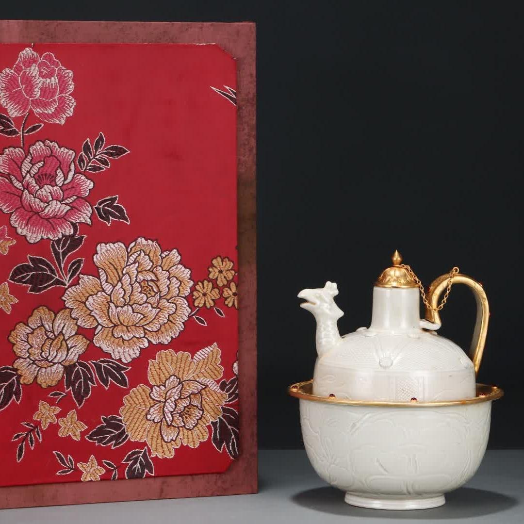 A Song Ding kiln gold-coated wine pot: Song Ding kiln gold-covered warm wine pot SIZE: H: 22.5cm Abdominal diameter 19cm (The Dimensions Of All Batches Are Manually Measured.If You Need More Detailed Information, Please Contact Our Custome