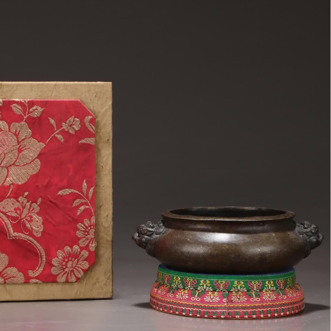 A Ming Dynasty Xuande refined copper made of animal ear furnace: Ming Dynasty Xuande fine copper made animal ear furnace SIZE: H:5cm MouthD?15.5cm (The Dimensions Of All Batches Are Manually Measured.If You Need More Detailed Information, Please Contact Our Custome