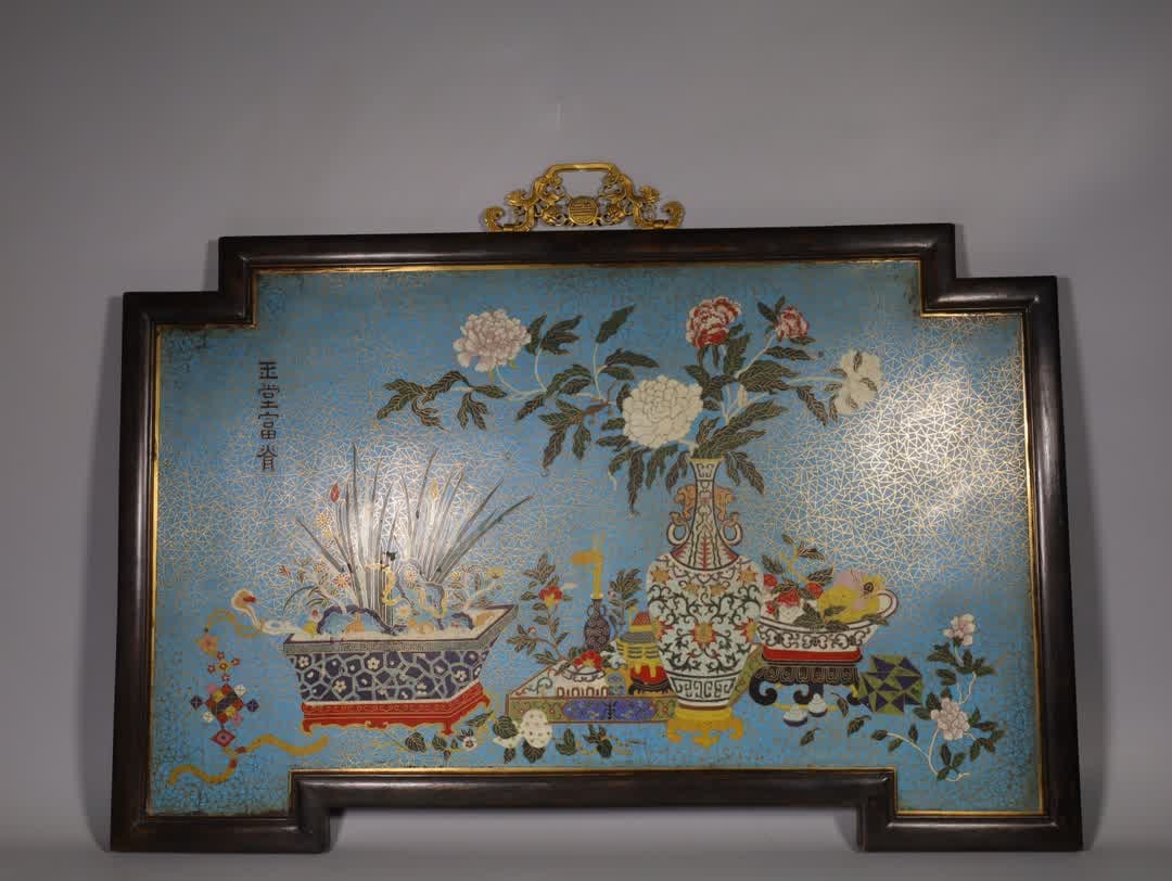 A Qing Dynasty cloisonné enamel Qing offering floral pattern hanging screen: Qing Dynasty cloisonné enamel Qing supply flower pattern hanging screen hanging screen shape is unique screen core, made of fine copper as the tire, copper quality is excellent, blue enamel glaze is