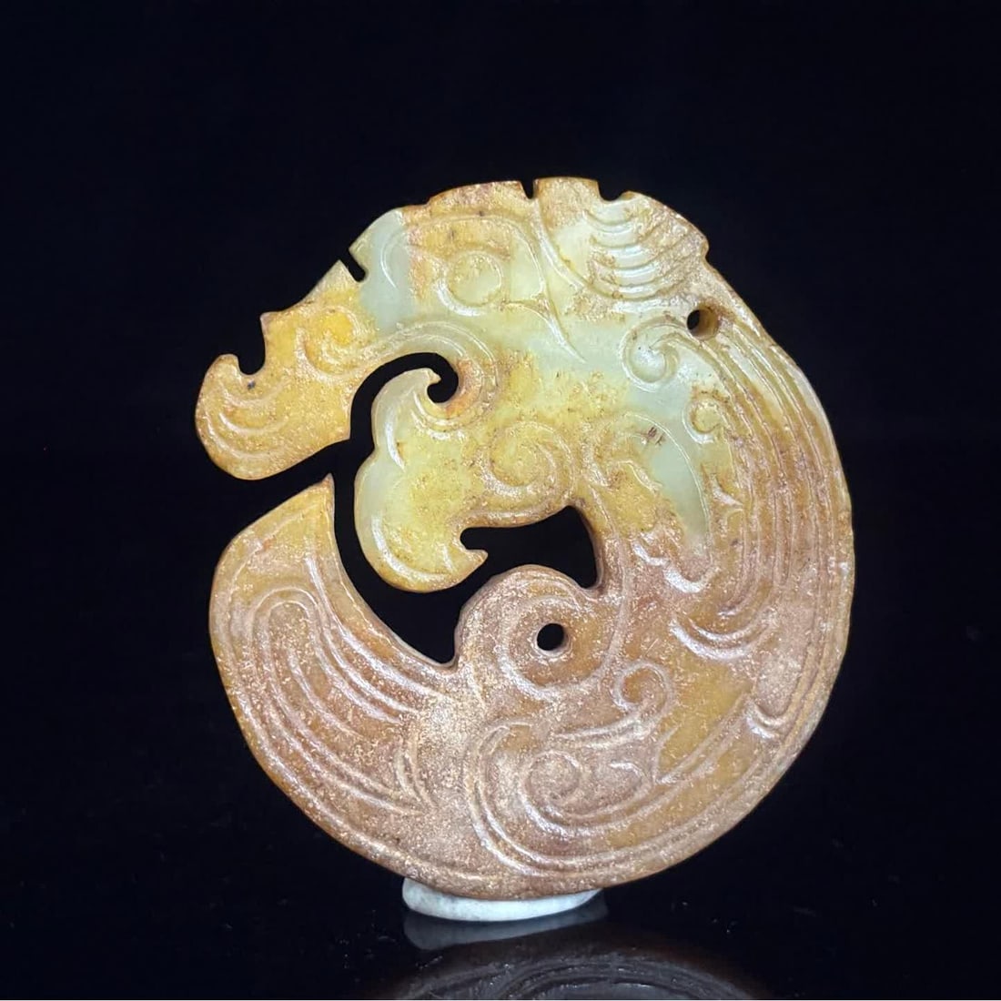 A piece of Han Dynasty jade Western Zhou dragon pendant: Han Dynasty jade west Zhou dragon SIZE: 7.3x6.6x0.7cm W:58g (The Dimensions Of All Batches Are Manually Measured.If You Need More Detailed Information, Please Contact Our Customer Service Before Biddi