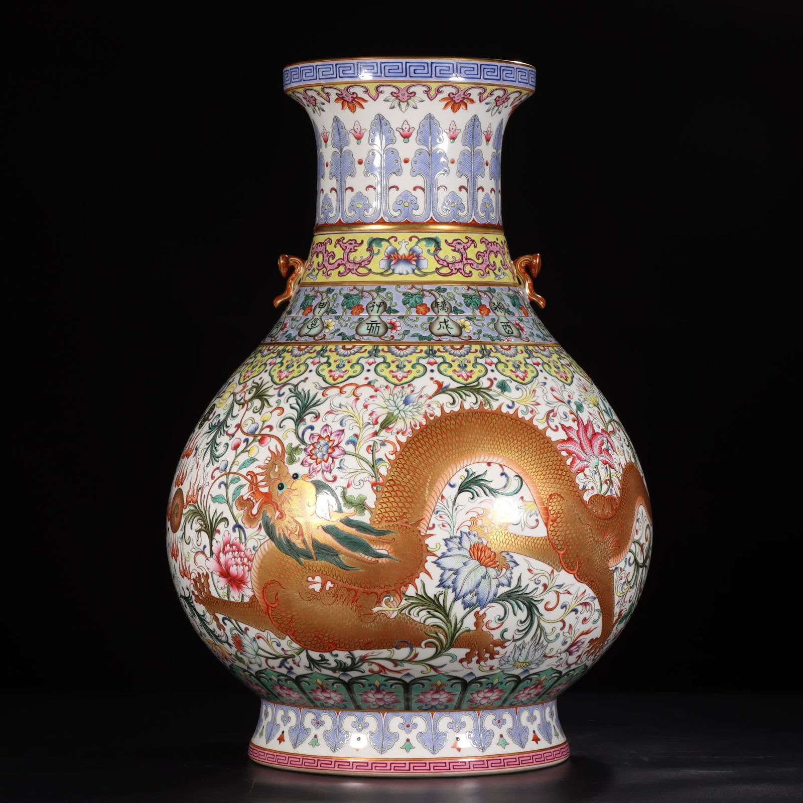 A piece of Qianlong year of the Qing Dynasty pastel gold-painted anchovy flower dragon pattern: Qianlong year of the Qing Dynasty pastel gold-painted anchovy flower dragon pattern twelve-hour amphora neck bottle SIZE: H: 52.5cm MouthD: 19.3cm Bottom diameter 24.5cm (The Dimensions Of All Batches
