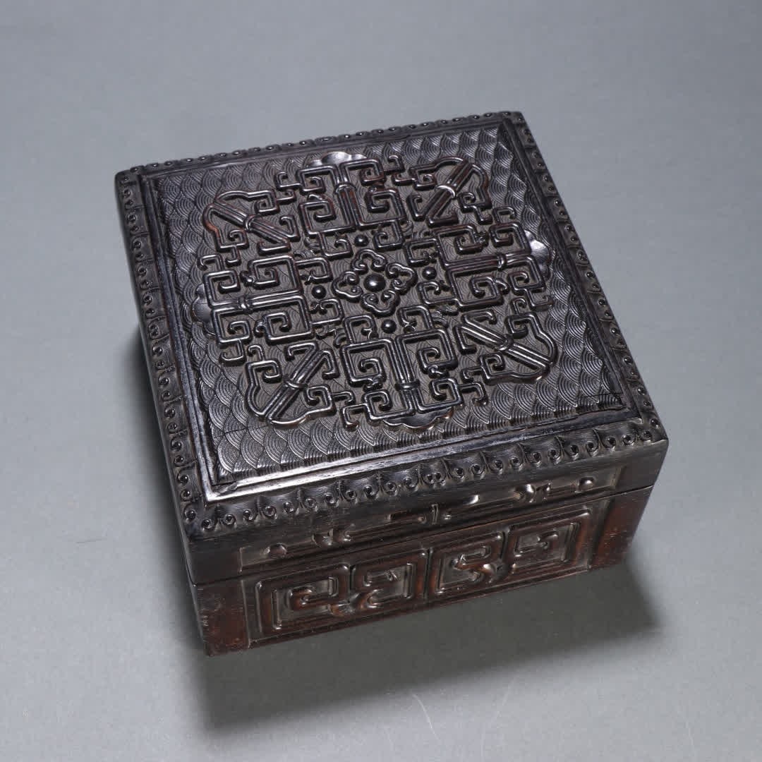 A Qing Dynasty rosewood lid box: Qing Dynasty rosewood lid box SIZE: H:8.5cm W:14cm W:590g (The Dimensions Of All Batches Are Manually Measured.If You Need More Detailed Information, Please Contact Our Customer Service Before Bidding