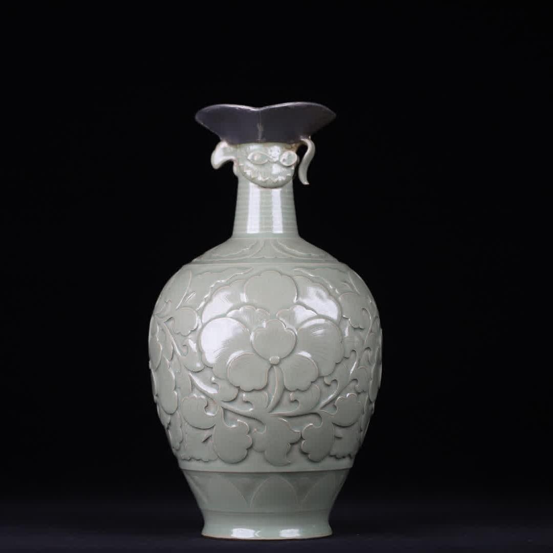 A piece of Song Yaozhou kiln celadon carved flower appreciation vase (silver mouth bezel) (1 of 9)