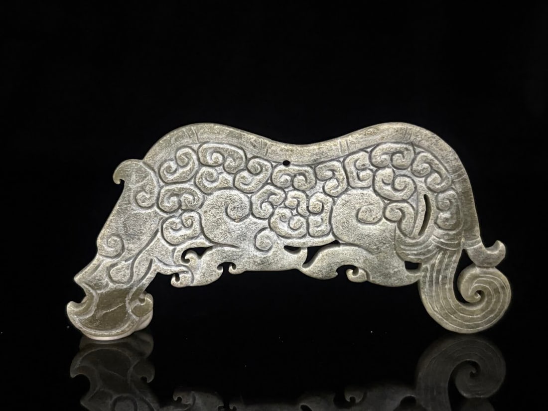 A Han Dynasty jade dragon pendant: Han Dynasty jade dragon pendant SIZE: 9.2x4.3x0.4cm W:27g (The Dimensions Of All Batches Are Manually Measured.If You Need More Detailed Information, Please Contact Our Customer Service Before Bidding